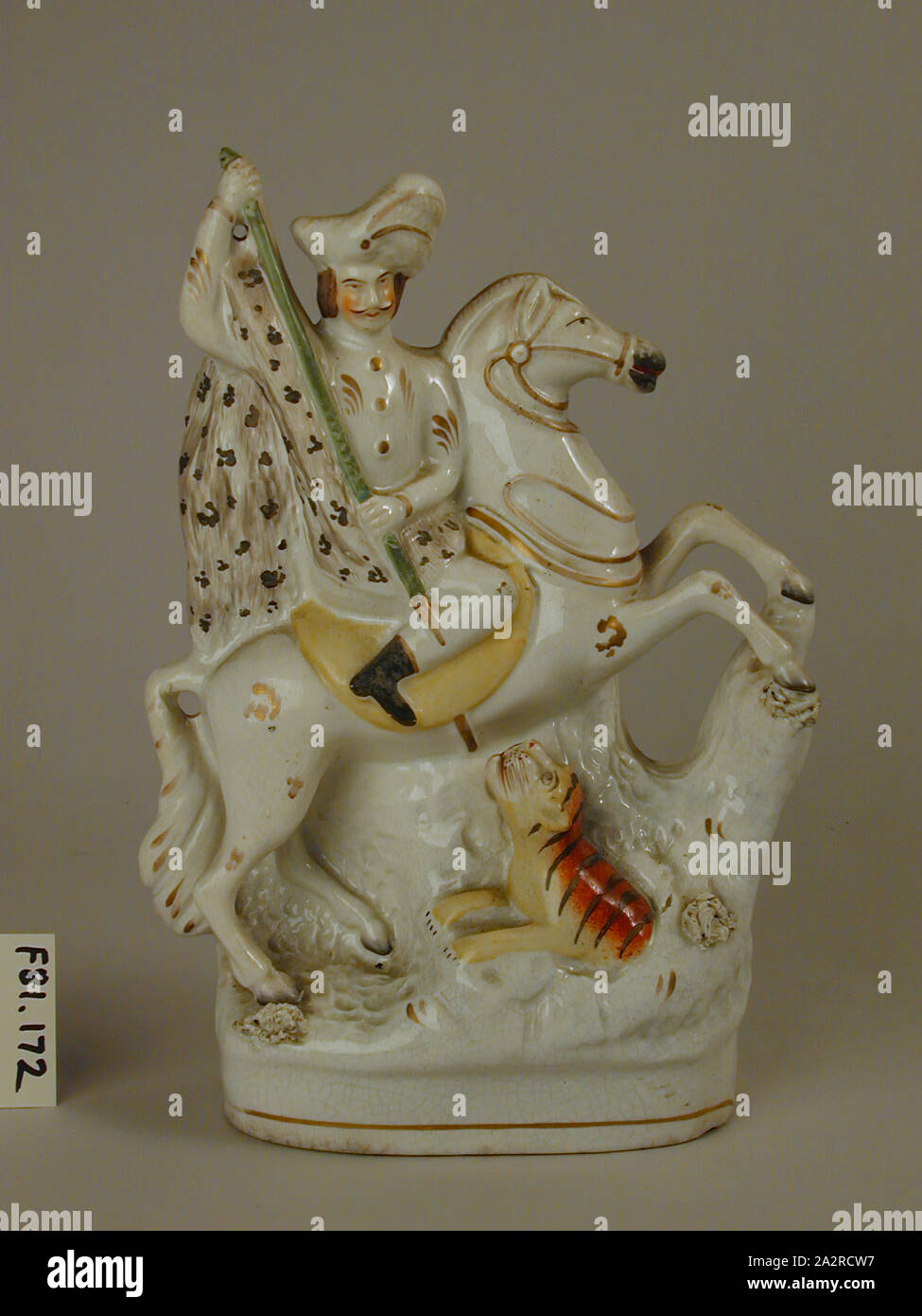 Sconosciuto (inglese), Cavaliere uccidendo Tiger, 1860, satinato dorato e smaltato terracotta, 10 1/2 x 7 1/4 x 3 3/8 in. (26,67 x 18,4 x 8,6 cm Foto Stock