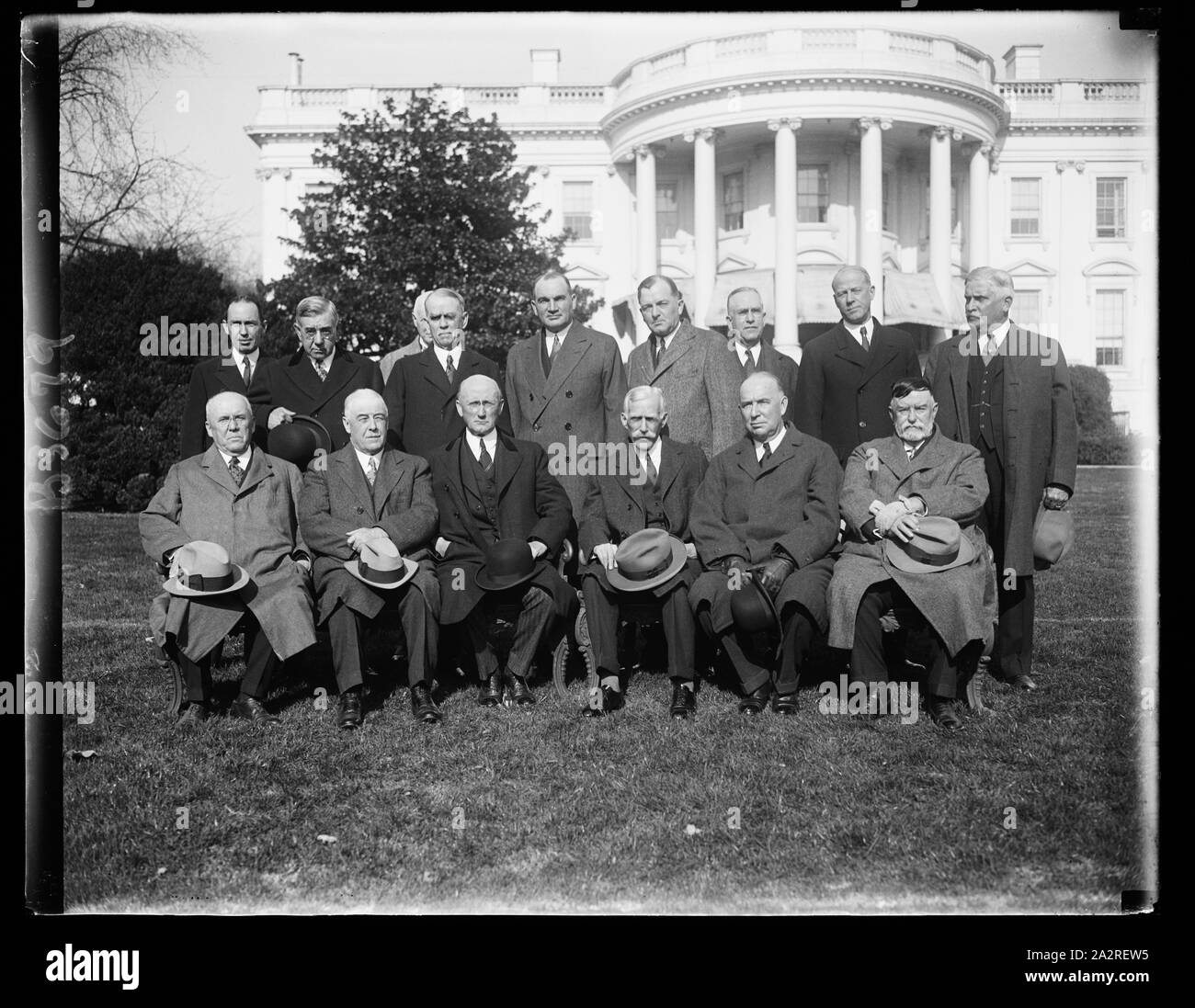 I dirigenti di ferroviaria soddisfare con Hoover. Presidente Hoover ha iniziato oggi la sua serie di conferenze per aiutare a portare circa la normalità nel mondo finanziario. La prima conferenza si è svolta nell'armadio camera alle 11 del mattino oggi con undici Capi di importanti linee ferroviarie. Questo gruppo è stata fatta alla Casa Bianca subito dopo la conferenza. Prima fila, da sinistra a destra: Agnew T. dadi, Pres. Phila. e la lettura R.R.; Richard Aishton, Presidente American Railway Association; Segretario di Commercio Lamont; Segretario del Tesoro Hellen, Hale Holden, Presidente del Pacifico meridionale R.R. e L.F. Loree, Presidente Foto Stock