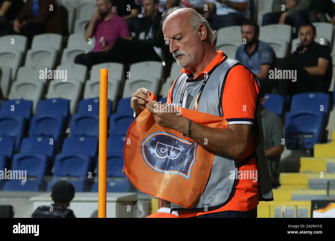 Istanbul, Turchia. 03 ott 2019. Calcio: Europa League, Istanbul Basaksehir - Borussia Mönchengladbach, fase di gruppo, Gruppo J, seconda giornata a Basaksehir-Fatih-Terim Stadium. La bandiera è ricollegato durante il gioco. Credito: Friso Gentsch/dpa/Alamy Live News Foto Stock