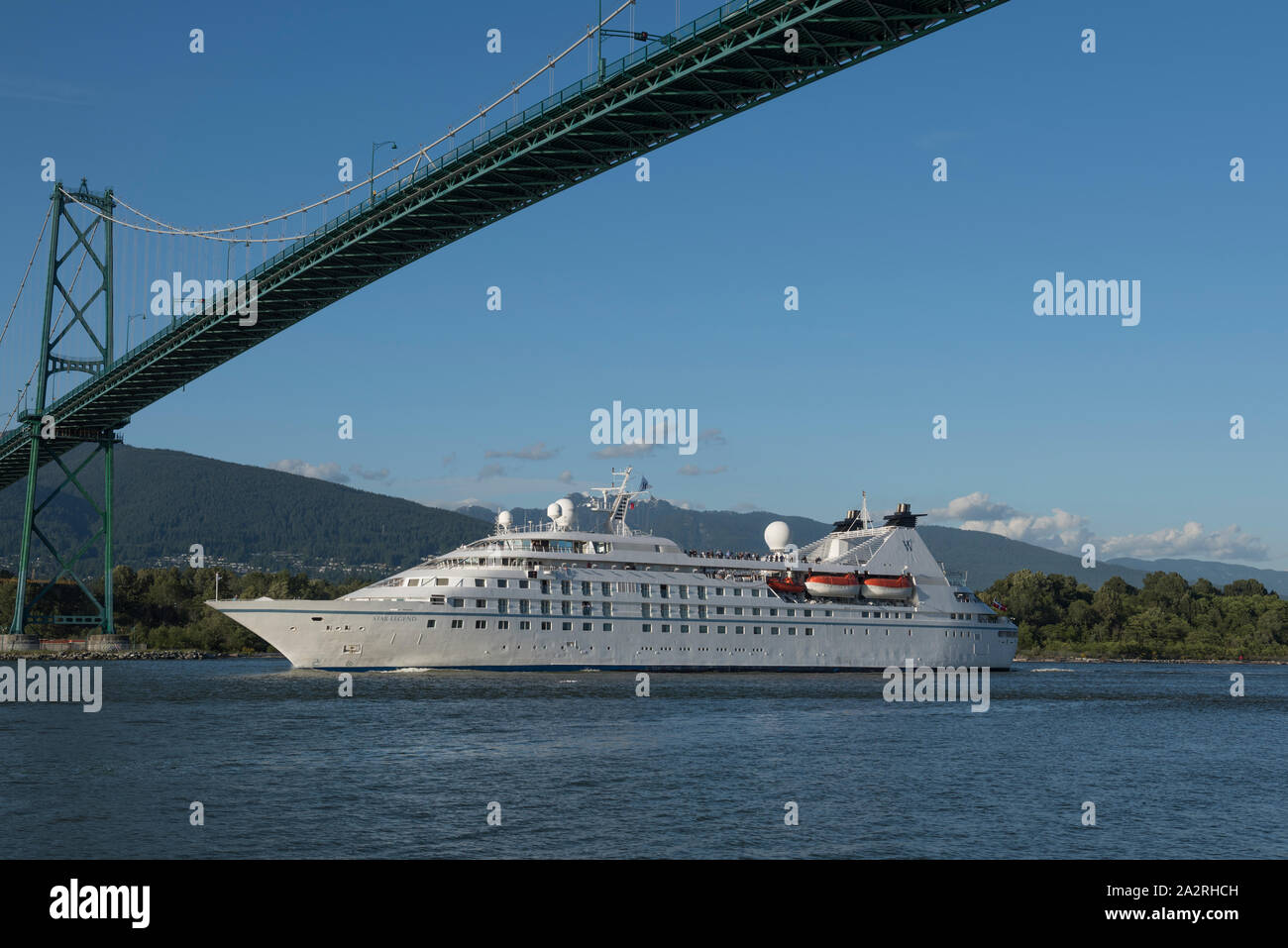 Una nave da crociera passando sotto il Ponte Lions Gate, Vancouver, British Columbia, Canada. Foto Stock