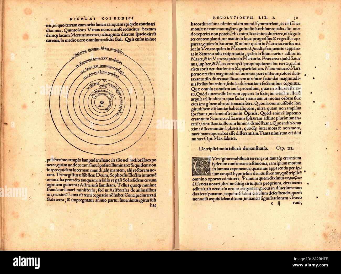 Eliocentrico del sistema solare 2, rappresentazione della visione eliocentrica del mondo dal XVI secolo, Fig. 1, p. 9v & 10r, Copernico, Nicolaus, 1543, Nikolaus Kopernikus: Nicolai Copernici Torinensis De revolutionibus orbium coelestium. Norimbergae : apud Ioh. Petreium, 1543 Foto Stock