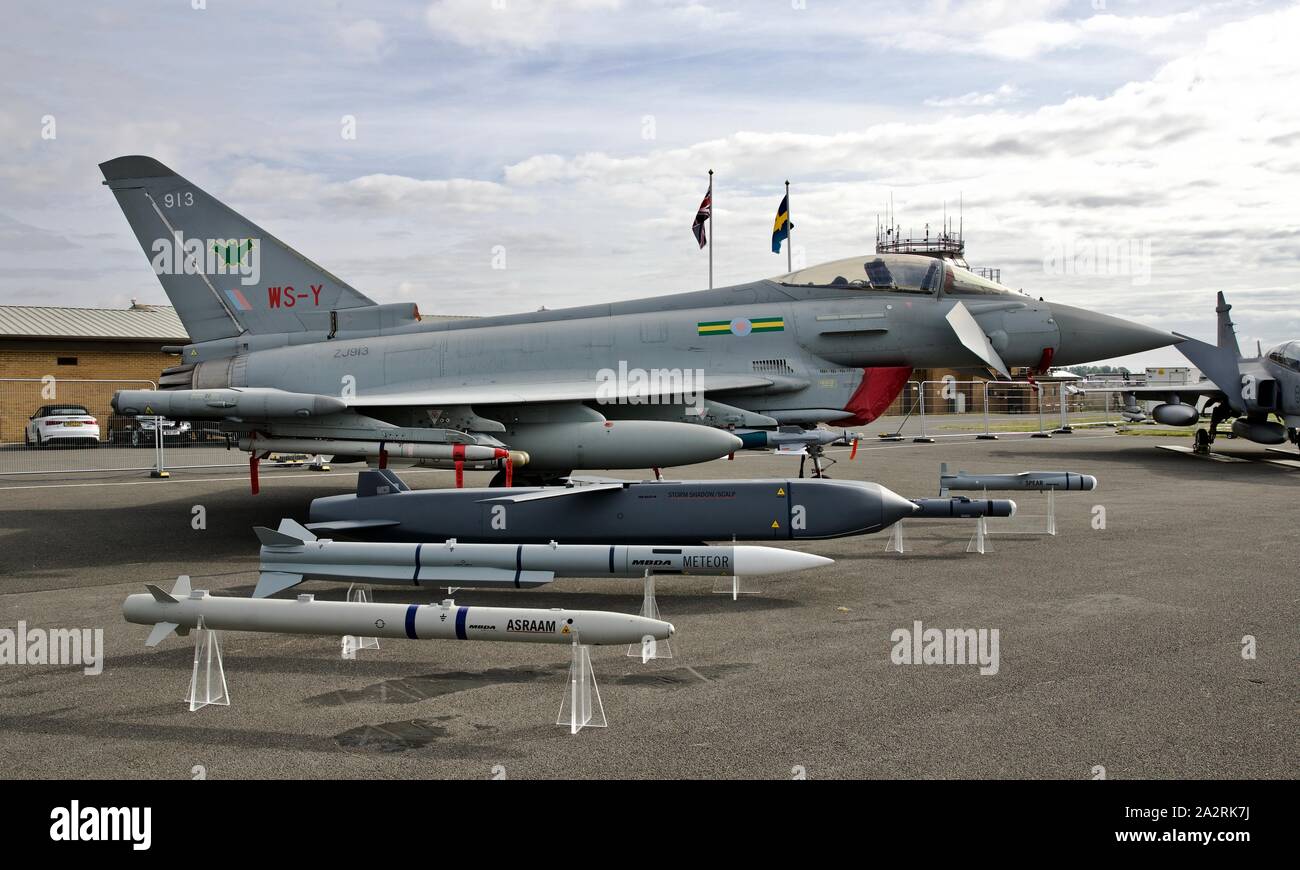 RAF Lossiemouth aggressori 9 Typhoon jet da combattimento e una selezione di missili guidati in mostra statica al 2019 Royal International Air Tattoo Foto Stock