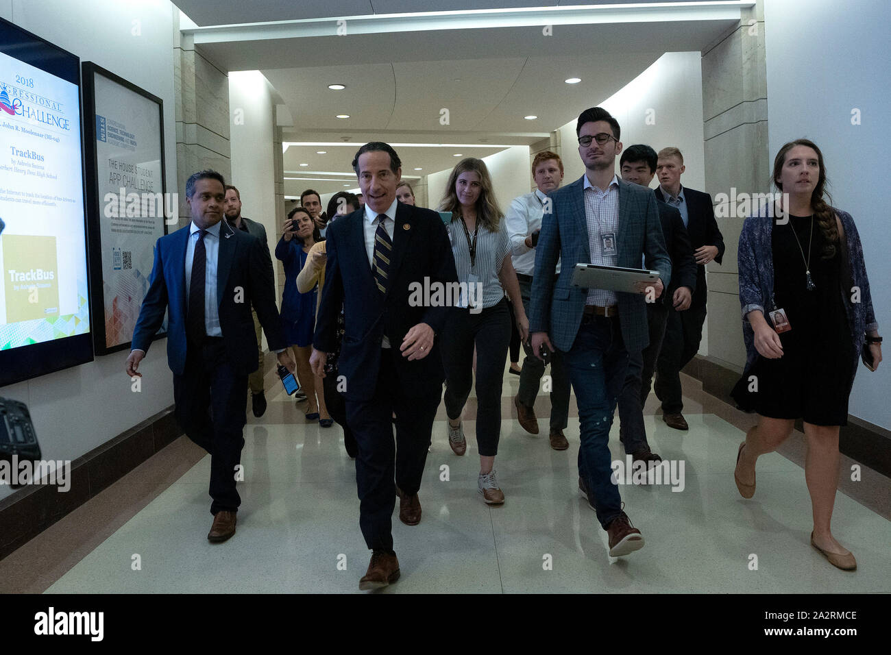 Rappresentante degli Stati Uniti Jamie Raskin (Democratico del Maryland) lascia una porta chiusa audizione con il Dipartimento di Stato dell ex inviato speciale in Ucraina Kurt Volker sul Campidoglio il 3 ottobre 2019. Credito: Stefani Reynolds/CNP /MediaPunch Foto Stock