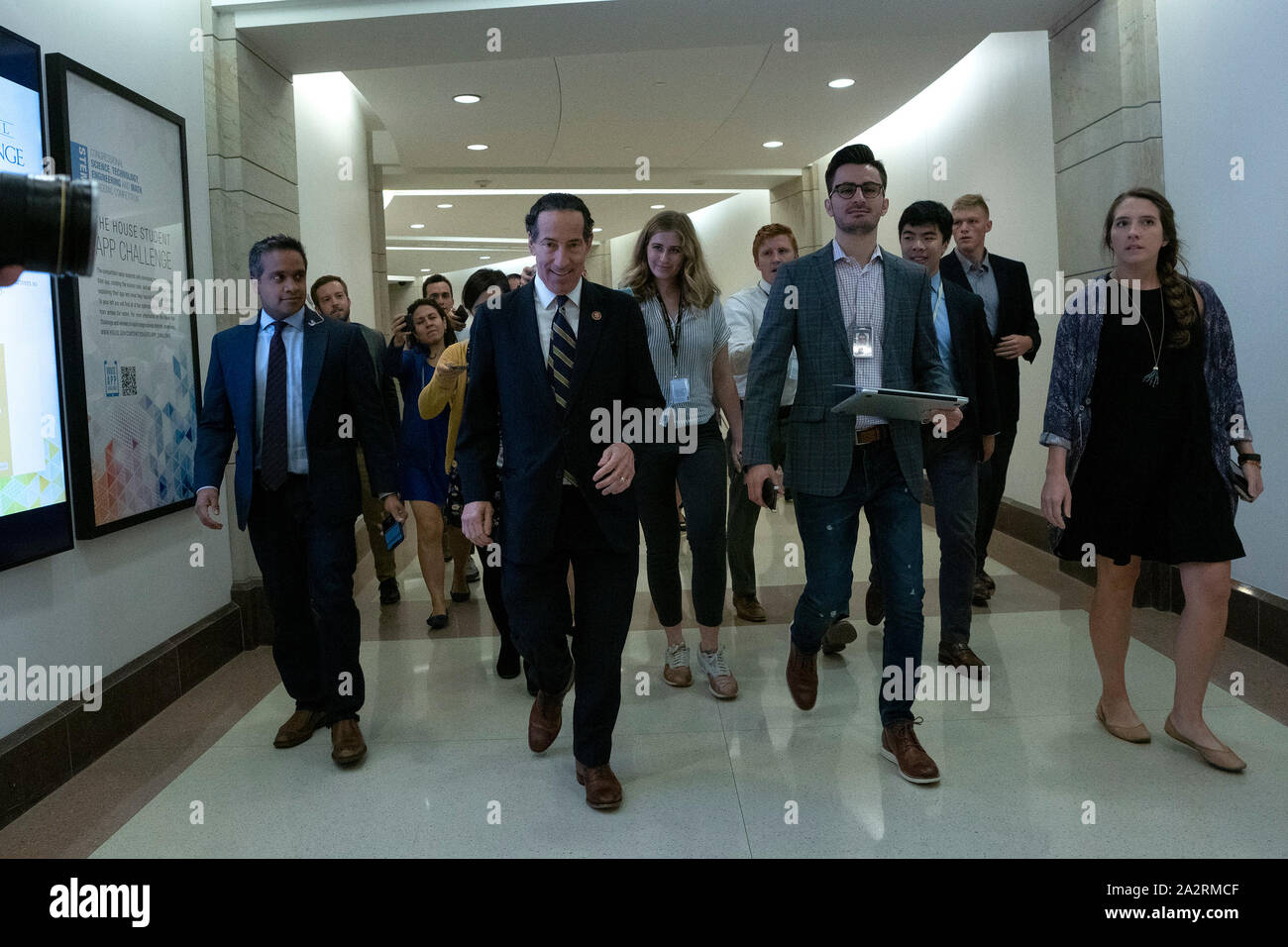 Rappresentante degli Stati Uniti Jamie Raskin (Democratico del Maryland) lascia una porta chiusa audizione con il Dipartimento di Stato dell ex inviato speciale in Ucraina Kurt Volker sul Campidoglio il 3 ottobre 2019. Credito: Stefani Reynolds/CNP /MediaPunch Foto Stock