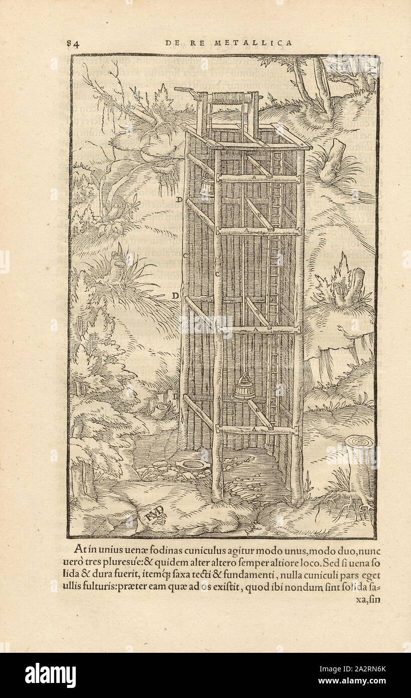 Costruzione in legno in miniere a cielo aperto, costruzione in legno con elementi di trazione su di un verricello per il trasporto di le miniere a cielo aperto, firmato: RMD, xilografia, p. 84, (Liber quintus), Manuel, Hans Rudolf (graveur sur bois), 1556, Georgius Agricola: De re metallica libri XII: quibus officia, instrumenta, machinae, ac omnia denique ad metallicam spectantia, non modo luculentissime describuntur, sed & per le effigi (...). Basileae: [Froben], 1556 Foto Stock