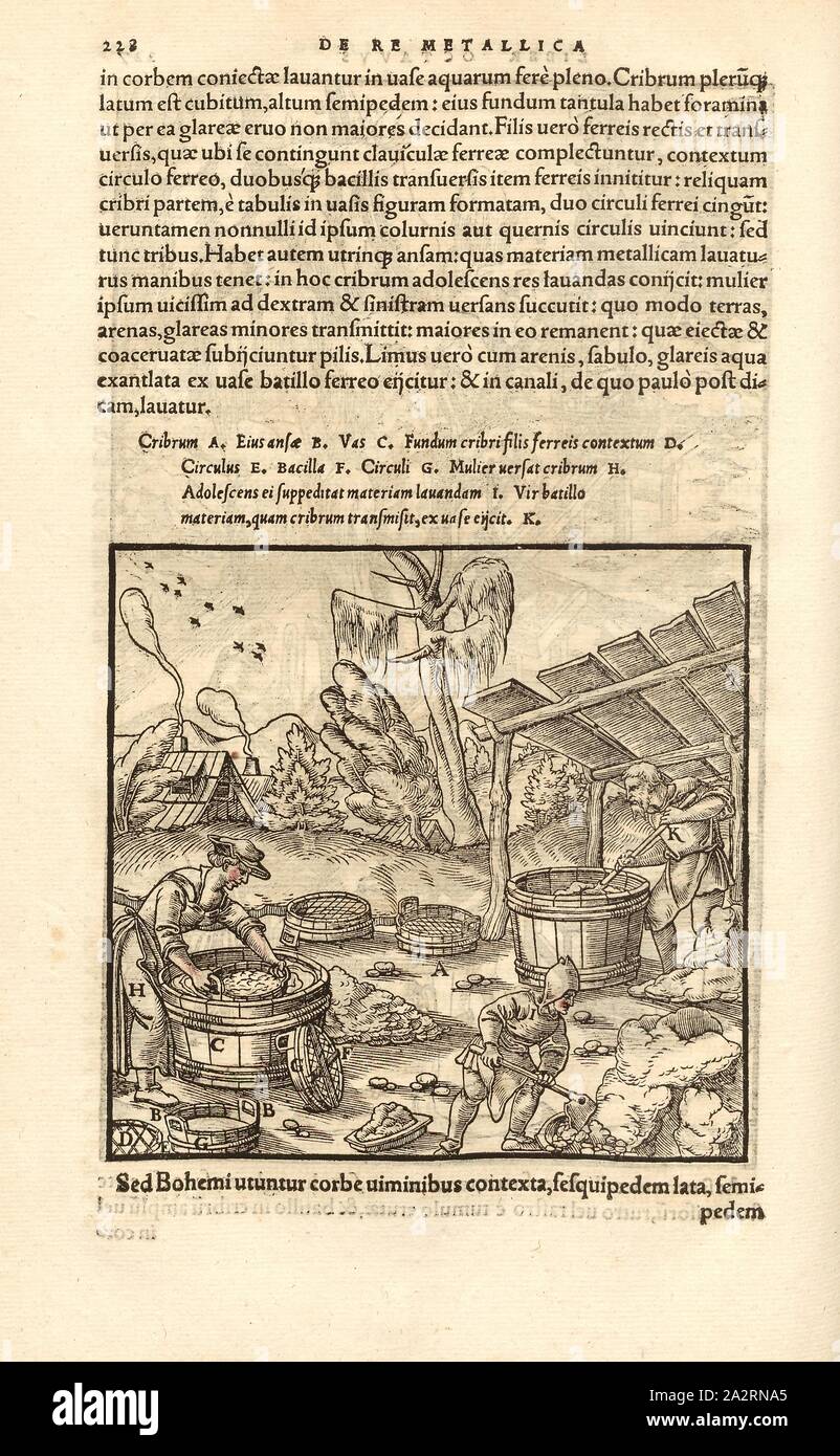 Elaborazione con un setaccio 4, il trafitto pezzi di minerale sono vagliati in un barile di acqua, le donne e i bambini lavorano con, xilografia, p. 228, (Liber octavus), Manuel, Hans Rudolf (graveur sur bois), 1556, Georgius Agricola: De re metallica libri XII: quibus officia, instrumenta, machinae, ac omnia denique ad metallicam spectantia, non modo luculentissime describuntur, sed & per le effigi (...). Basileae: [Froben], 1556 Foto Stock