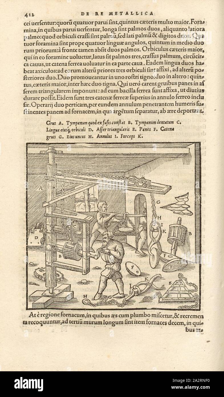 Dispositivo di sollevamento per pezzi freschi di leghe, la fresca pezzi legato può essere sollevata con una gru, xilografia, p. 412, (liber undecimus), Manuel, Hans Rudolf (graveur sur bois), 1556, Georgius Agricola: De re metallica libri XII: quibus officia, instrumenta, machinae, ac omnia denique ad metallicam spectantia, non modo luculentissime describuntur, sed & per le effigi (...). Basileae: [Froben], 1556 Foto Stock