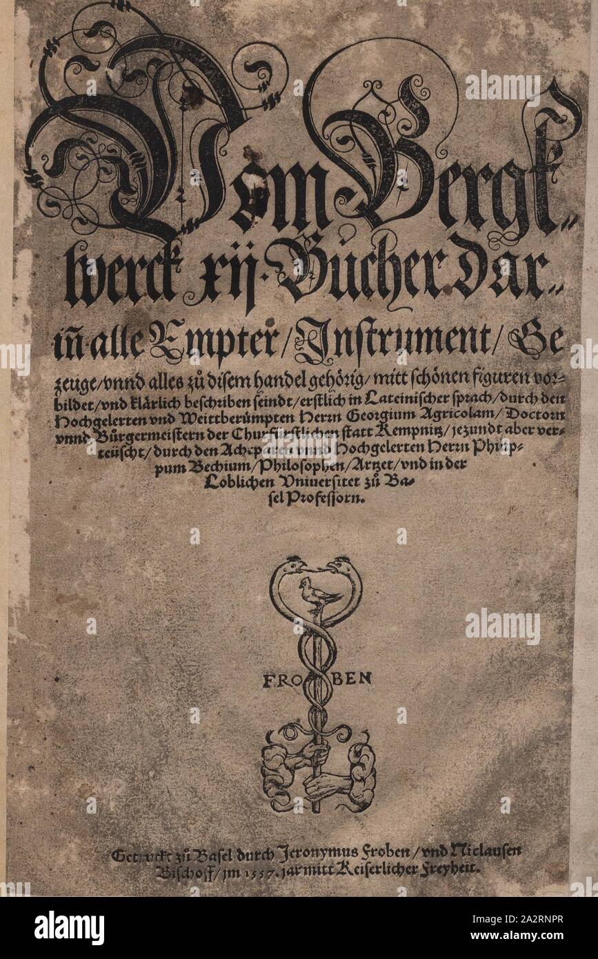 Titolo pagina del lavoro, Titolo pagina dalla traduzione in tedesco di Agricolas Vom Bergkwerck (De re metallica libri XII), della stampante dal timbro Froben, ex libris manoscritta da H. Römer, pagina titolo, Manuel, mano Rudolf (graveur sur bois), 1557, Gregorius Agricola: Vom Bergkwerck XII Bücher darinn alle Empter, Instument, Gezeuge unnd alles zu disem handel gehörig, mitt schönen figuren, vorbilder und beschriben klärlich seindt. Getruckt zu Basel: durch Jeronymus Froben und Niclausen Bischoff, 1557 Foto Stock