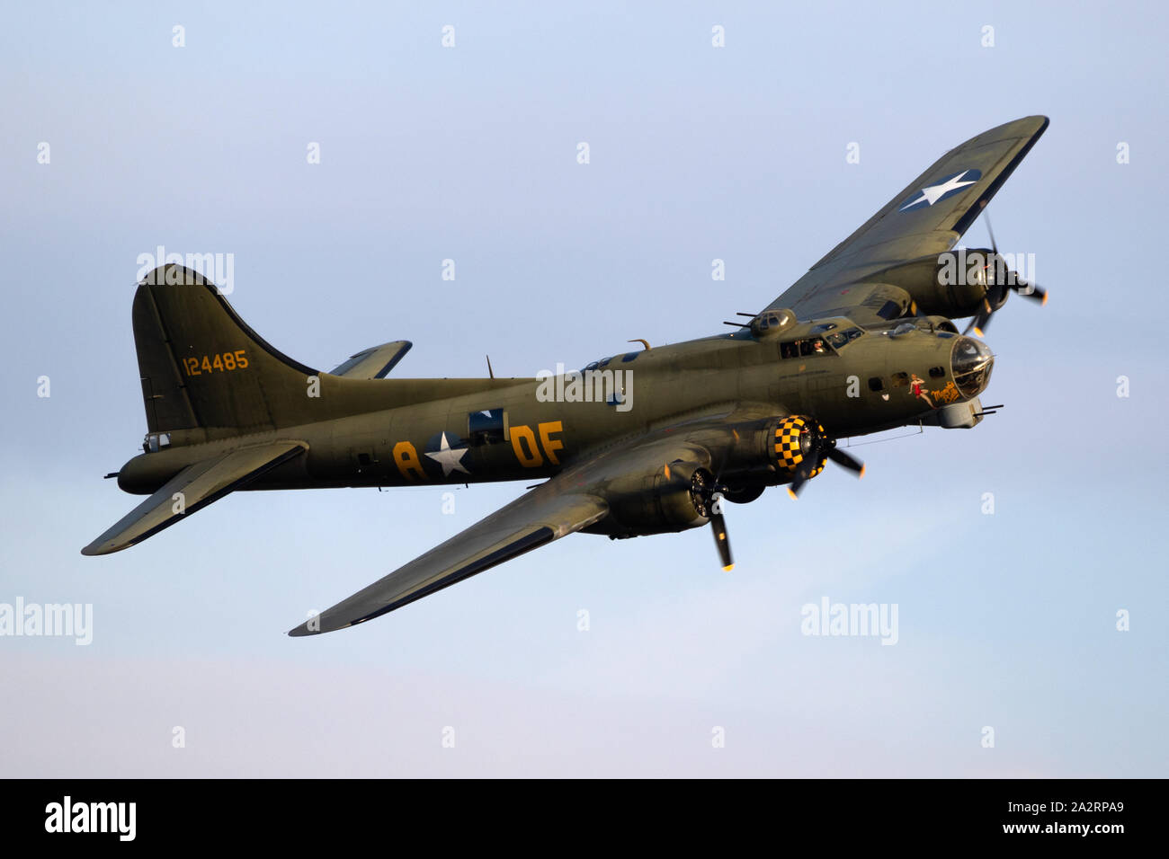 SANICOLE, Belgio - Sep 13, 2019: Vintage warbird US Air Force Boeing B-17 Flying Fortress WW2 piano bombardiere perforing al Sanice Airshow al tramonto. Foto Stock