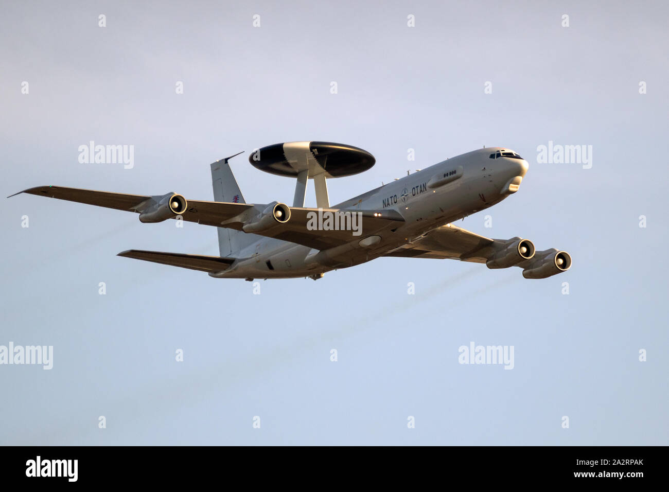 SANICOLE, Belgio - Sep 13, 2019: la NATO Boeing E-3 Sentry AWACS piano radar di eseguire un passa-basso al Sanice Airshow al tramonto. Foto Stock