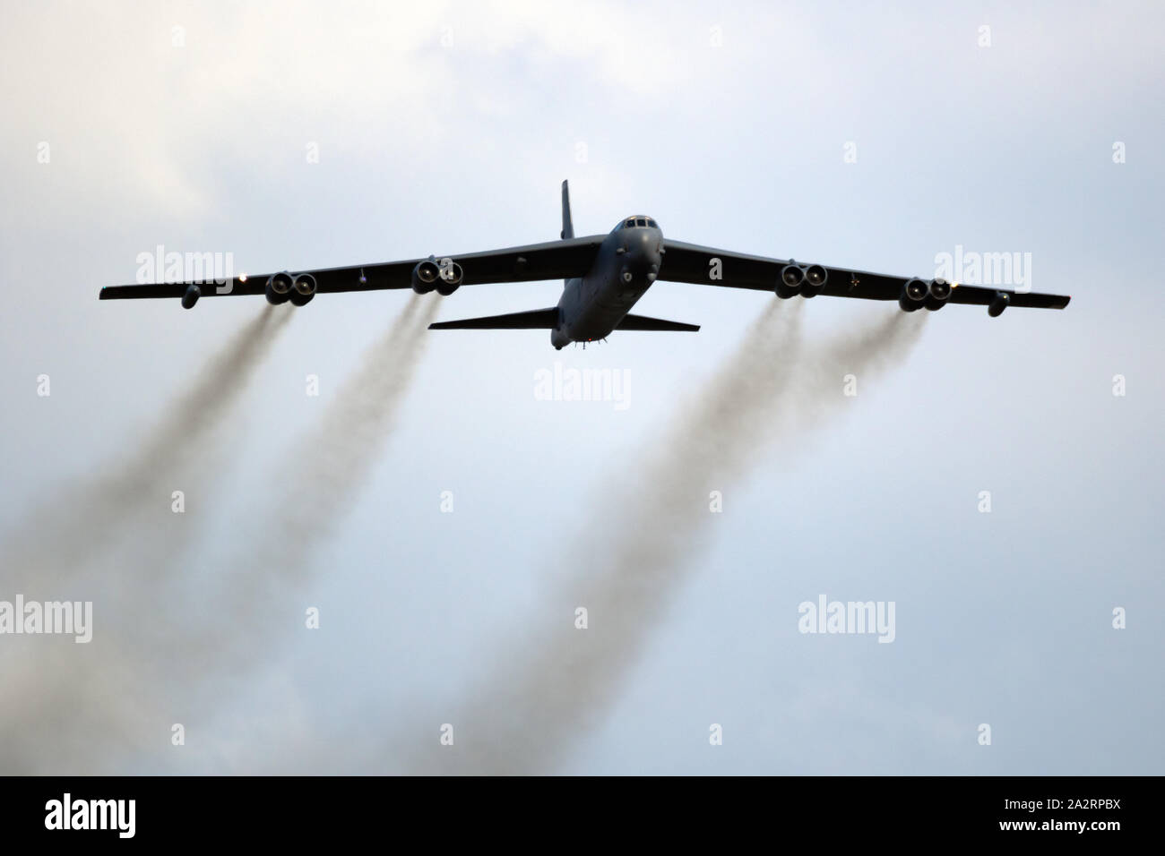 SANICOLE, Belgio - Sep 13, 2019: US Air Force Boeing B Stratofortress bomer piano eseguendo un passa-basso al Sanice Airshow al tramonto. Foto Stock SANICOLE, Belgio - Sep 13, 2019: US Air Force Boeing B Stratofortress bomer piano eseguendo un passa-basso al Sanice Airshow al tramonto. Foto Stock