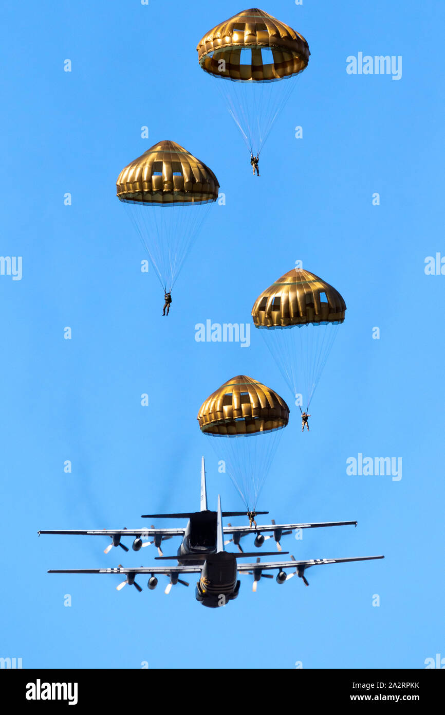 Gruppo di militari parachutist paracadutisti salta fuori di un militare di piano di trasporto. Foto Stock