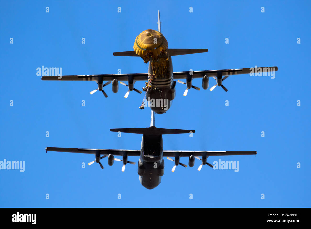 EDE, Paesi Bassi - Sep 21, 2019: gruppo di militari parachutist paracadutisti salta fuori di un piano di trasporto durante l'operazione Market Garden memori Foto Stock
