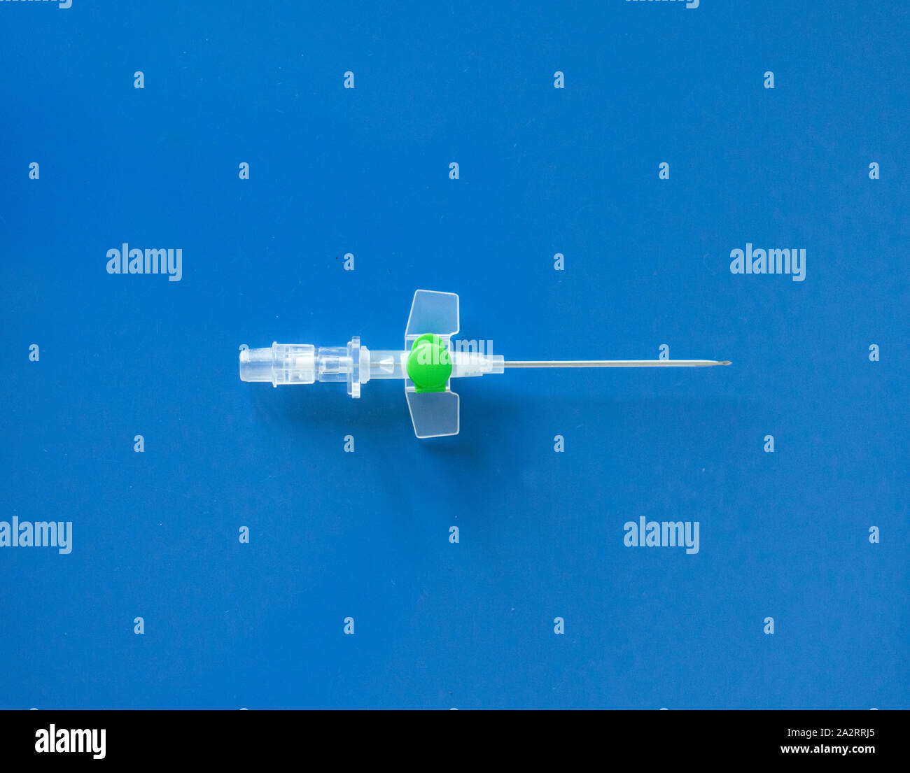 Venoso periferico catetere collocato sulla terapia carrello in infermeria dell'ospedale Foto Stock