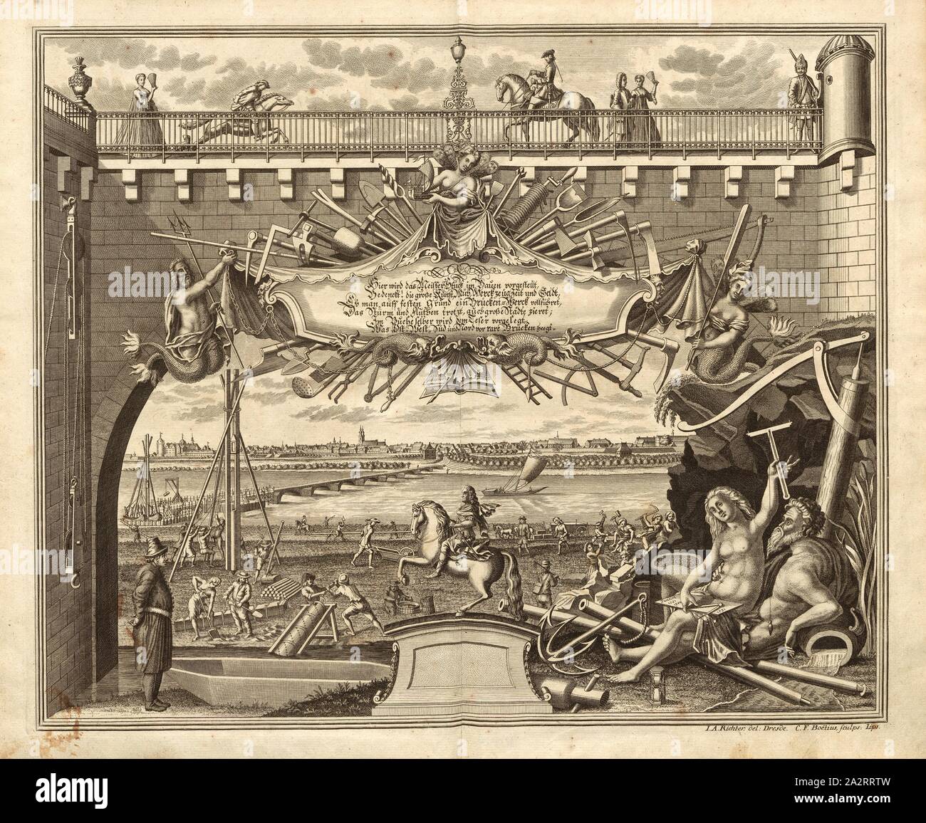 Costruzione di ponti e la statua equestre di agosto II, la costruzione di un ponte in primo piano le figure allegoriche della costruttori con bussola e plumbum, firmato: I. A. Richter del, C. F. Boetius sculps, titolo di rame, Richter, Johann Adolf (CANC.); Boetius, Christian Friedrich (sc.); Breitkopf, Bernhard Christoph (ed.), 1735, Carl Schramm cristiana: Historischer Schauplatz in welchem die merkwürdigsten Brücken aus allen Theilen der Welt, insonderheit aber die in den vollkommensten Stand versetzte Dresdner Elb-Brücke, in saubern Prospecten, Münzen und andern Kupferstichen, vorgestellet Foto Stock
