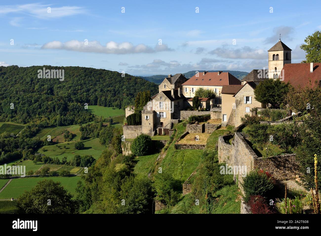 Il villaggio sulla collina di Chateau Chalons. Foto Stock