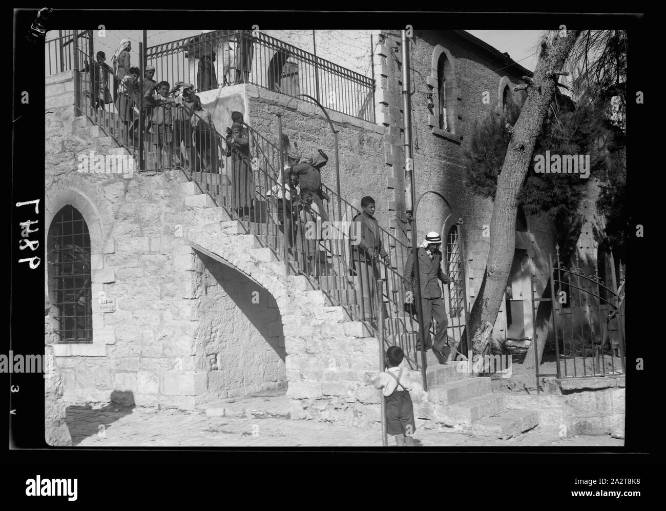 Attacco di ribelli su Betlemme, Sett. 14, '38. Giovani arabi precipitosamente la cancellazione al di fuori del palazzo eviscerato sul sospetto di avvicinamento delle truppe britanniche Foto Stock