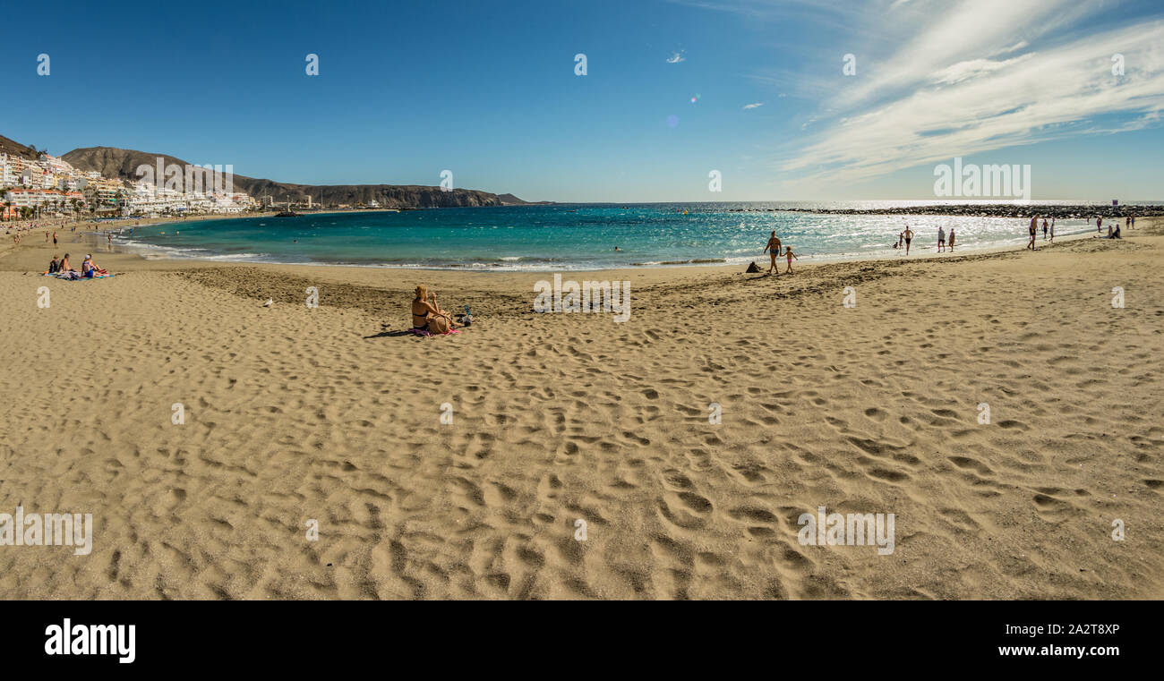 Una bellissima spiaggia di sabbia nella località turistica di Playa de las Americas. Super grandangolo vista panoramica. Chiara giornata di sole con poche nuvole bianche. Teneri Foto Stock
