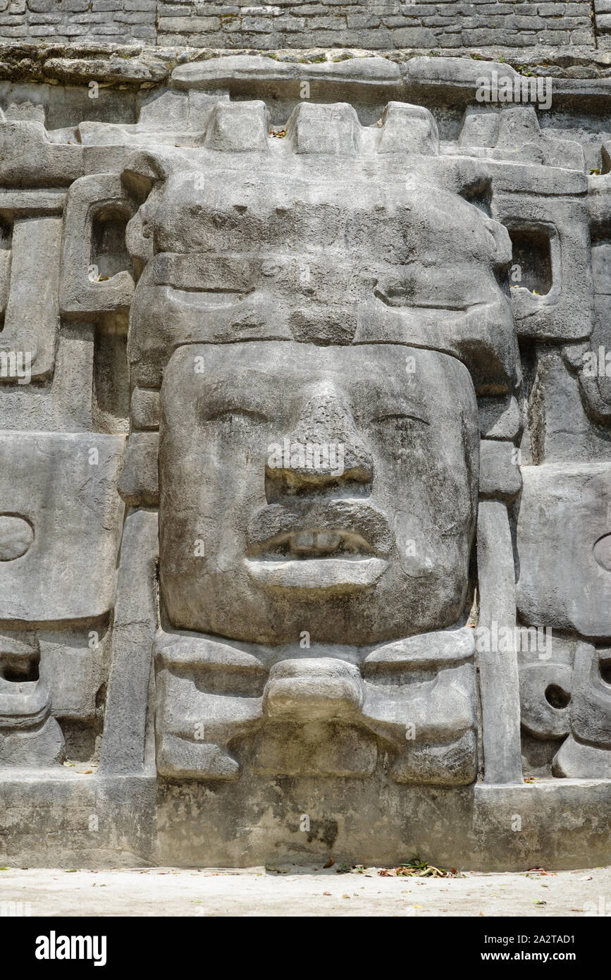 Il tempio e la piramide delle maschere, Lamanai Riserva archeologica, Orange Walk, Belize, America centrale. Foto Stock