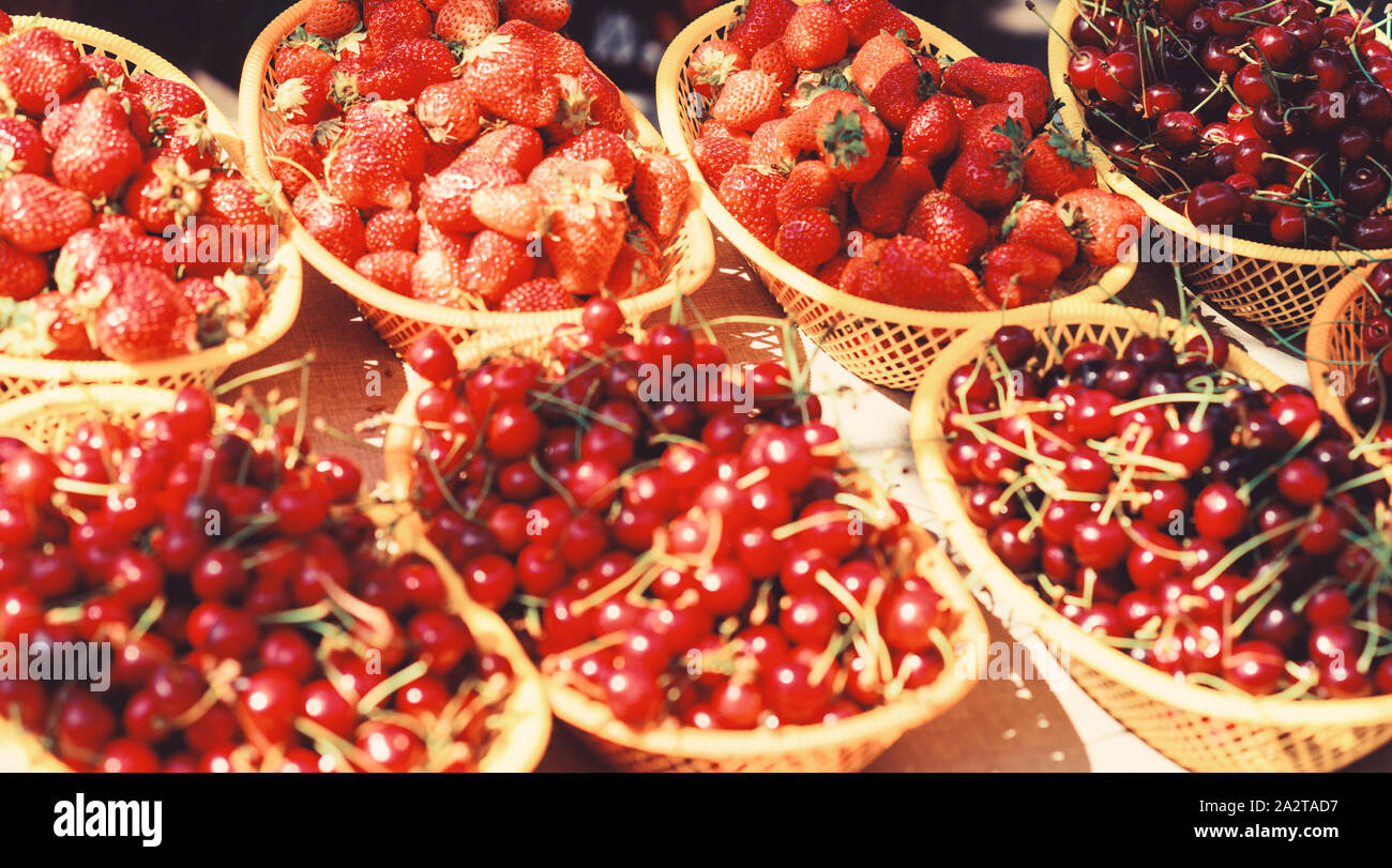 Fragola rossa nel cestello. vitamina e diete. frutta stagionale. shopping naturale. organici alimentari utili. Uno stile di vita sano. agriturismo mercato. estate berry mercato. ciliegie mature di ciliegio. Fresca frutta organica. Foto Stock