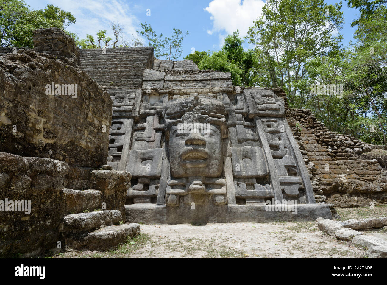 Il tempio e la piramide delle maschere, Lamanai Riserva archeologica, Orange Walk, Belize, America centrale. Foto Stock