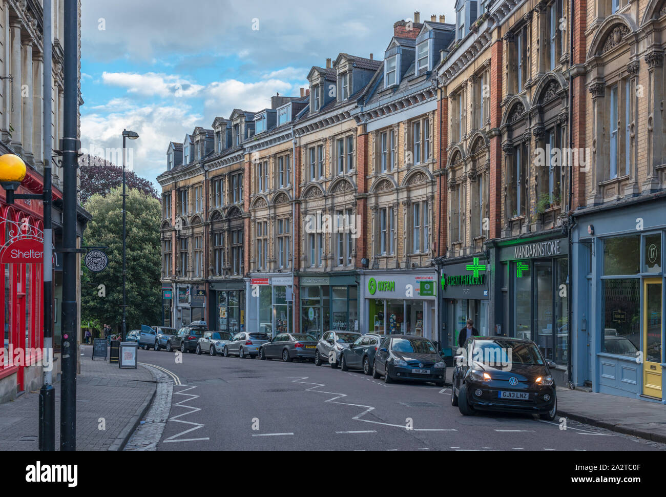 Piccoli negozi su Clifton Hill a Bristol, Inghilterra, Regno Unito Foto Stock