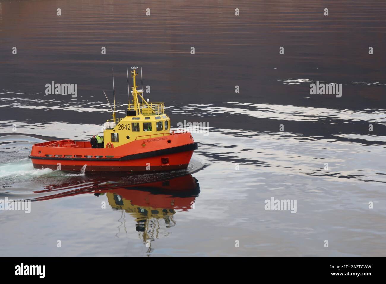 Isafjordur, Islanda - 26 Settembre 2019: barca pilota 2642 Sturla Halldorsson si avvicina all'Oceano diamante. Stranamente sembra un giocattolo da bagno! Foto Stock
