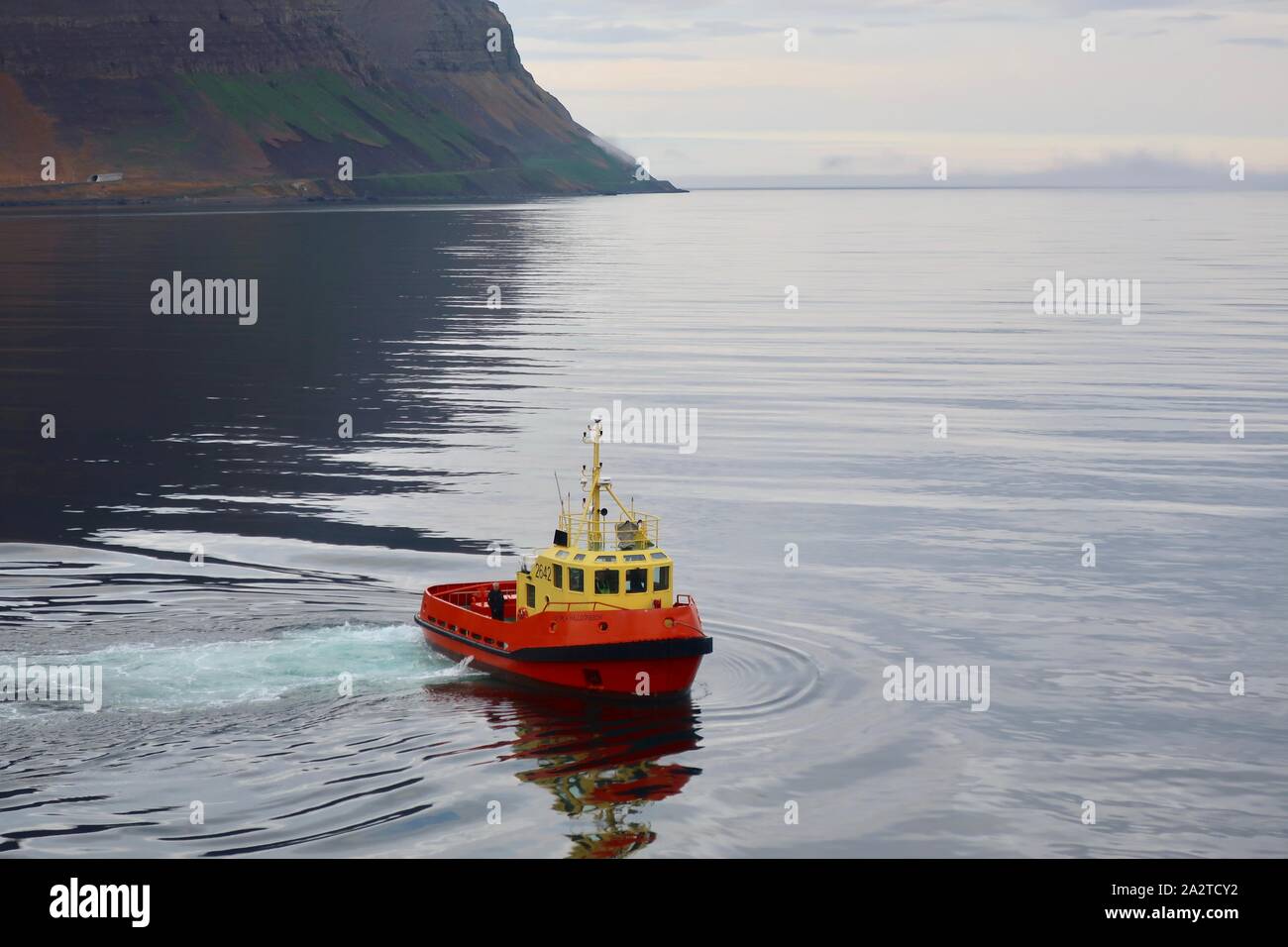 Isafjordur, Islanda - 26 Settembre 2019: barca pilota 2642 Sturla Halldorsson si avvicina all'Oceano diamante. Stranamente sembra un giocattolo da bagno! Foto Stock