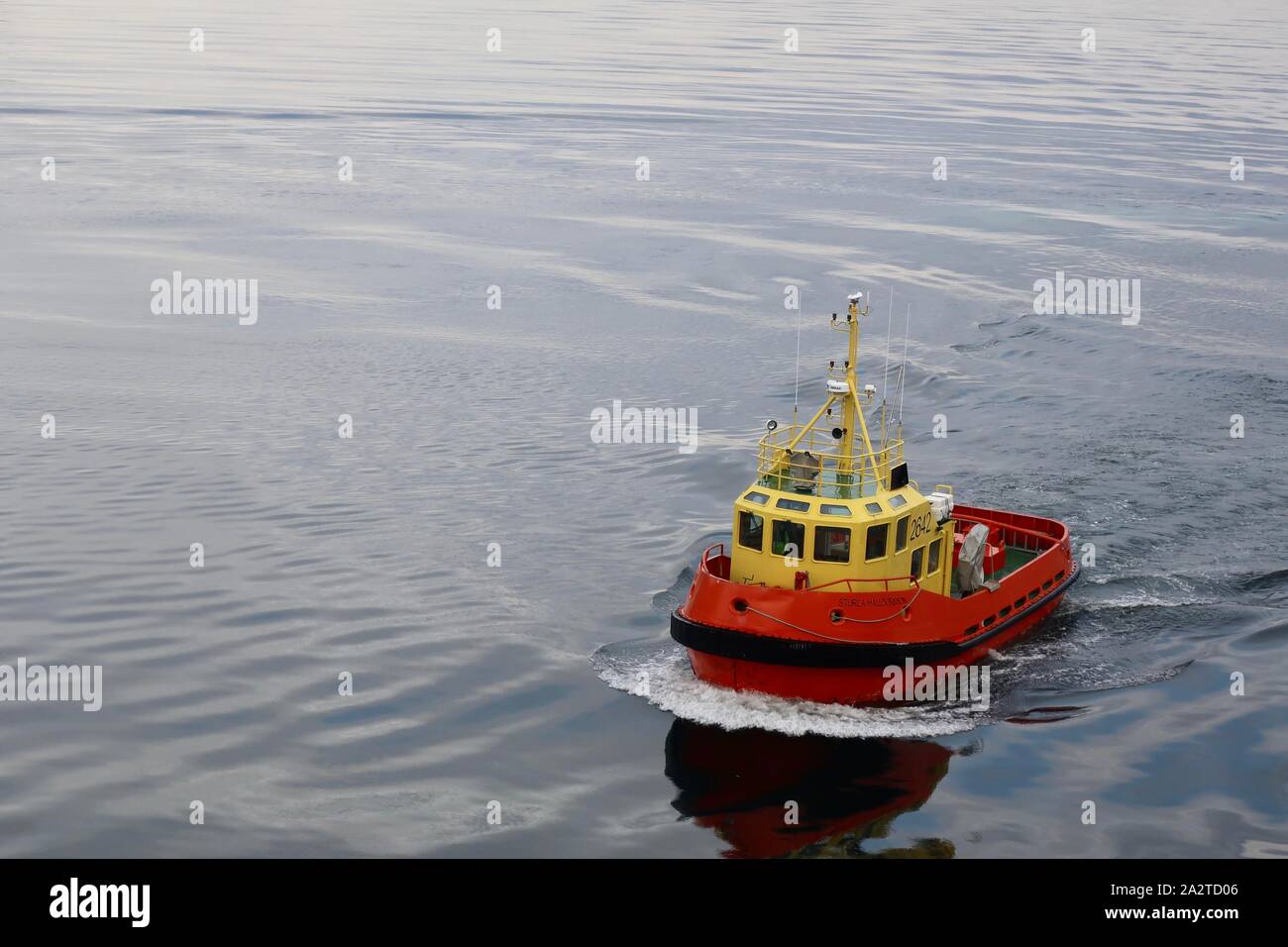 Isafjordur, Islanda - 26 Settembre 2019: barca pilota 2642 Sturla Halldorsson si avvicina all'Oceano diamante. Stranamente sembra un giocattolo da bagno! Foto Stock