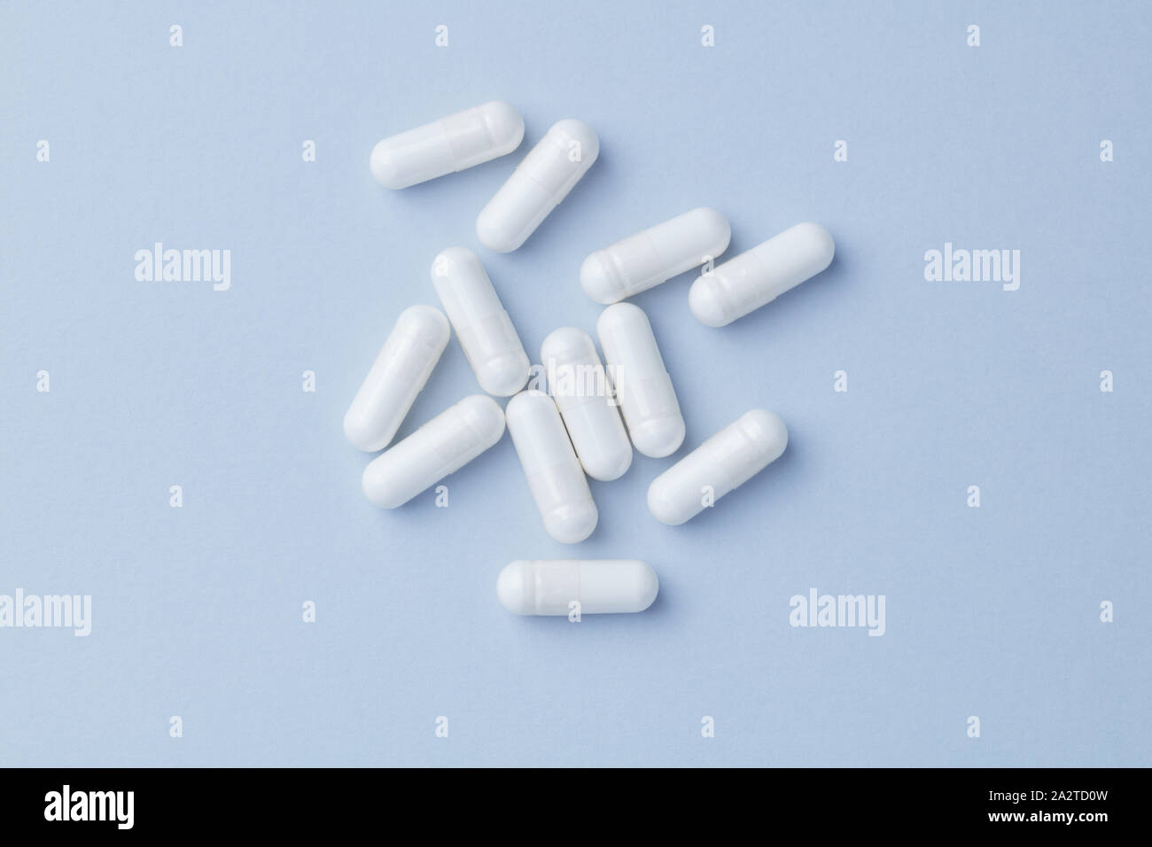 Le capsule di arginina. Carta luminoso dello sfondo. Vista dall'alto. Copia dello spazio. Foto Stock