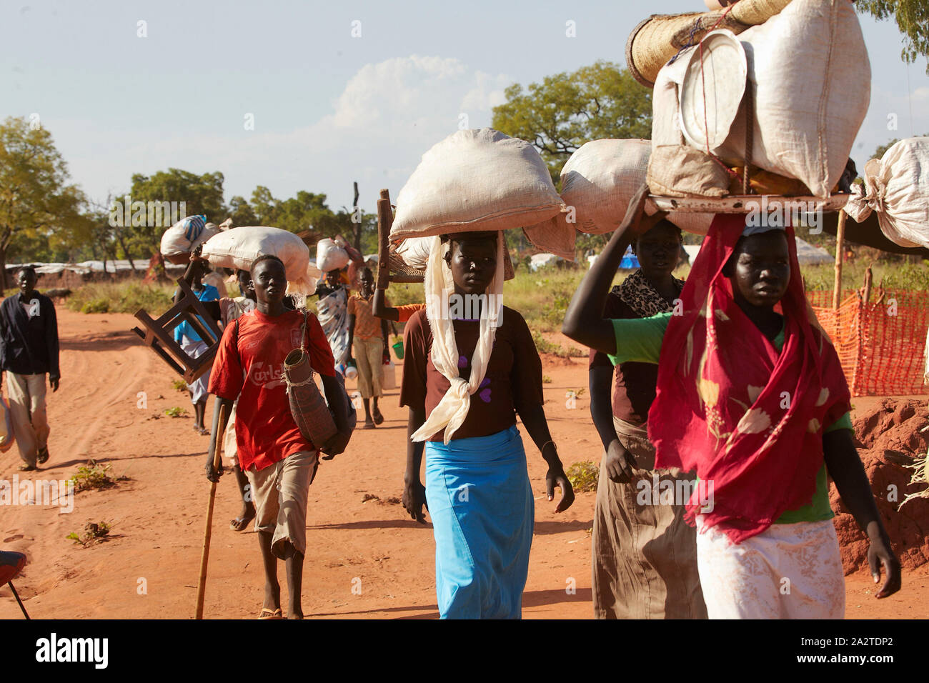 Il sud Sudan rifugiati a piedi refugeecamp Yida in Sud Sudan ha paura di attentati dal governo di Khartoum 19-10-2012 foto: Jaco Klamer Foto Stock