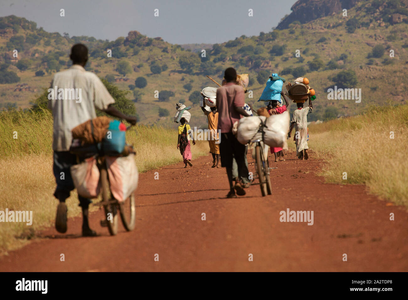 Il sud Sudan rifugiati a piedi refugeecamp Yida in Sud Sudan ha paura di attentati dal governo di Khartoum 19-10-2012 foto: Jaco Klamer Foto Stock