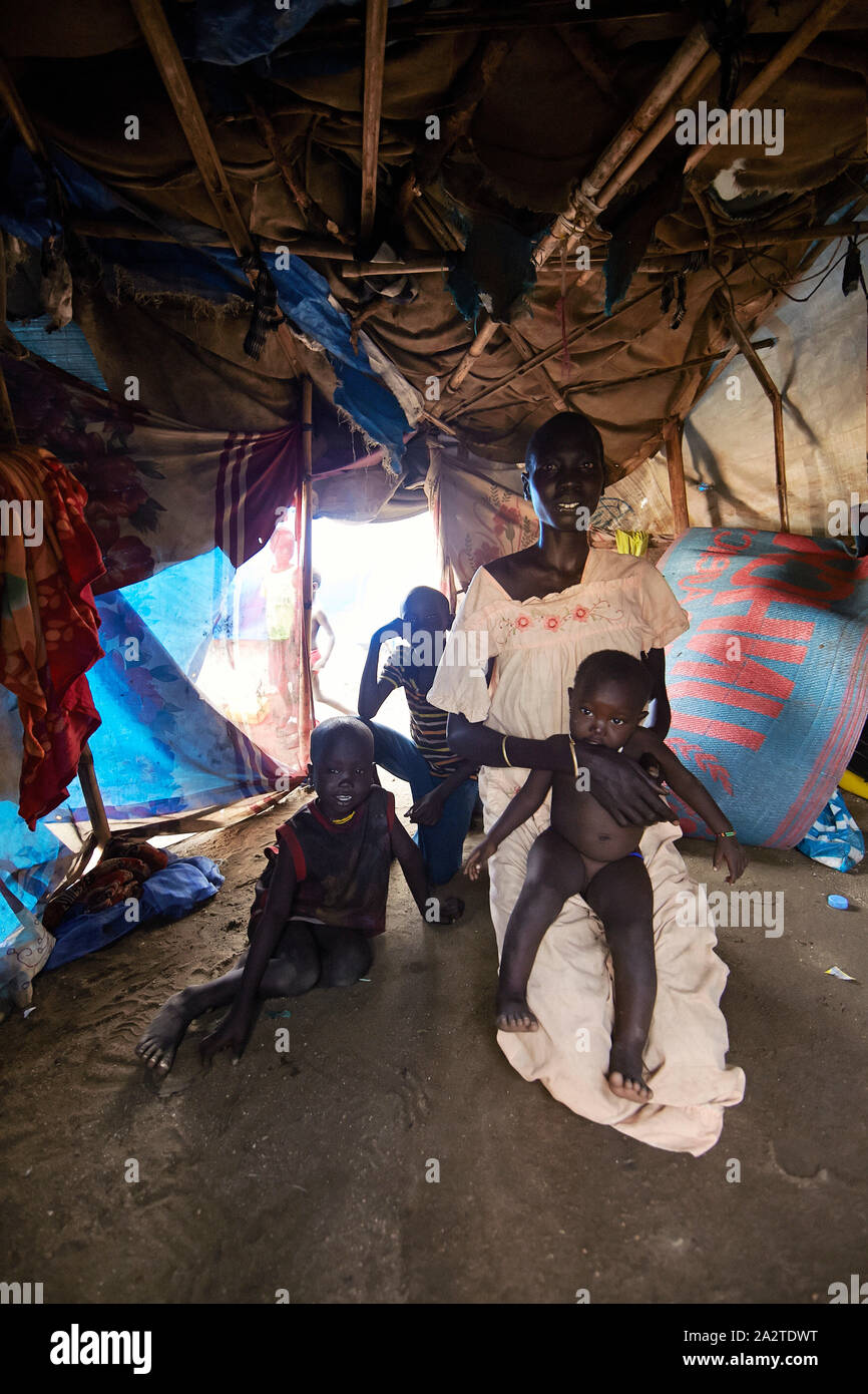 Il sud Sudan Juba refugeecamp Mahad IDP camp Niga Oleo con Jajoh van 7 mesi sciarpa inshoulder e retro Foto Jaco Klamer 02-06-2014 Foto Stock