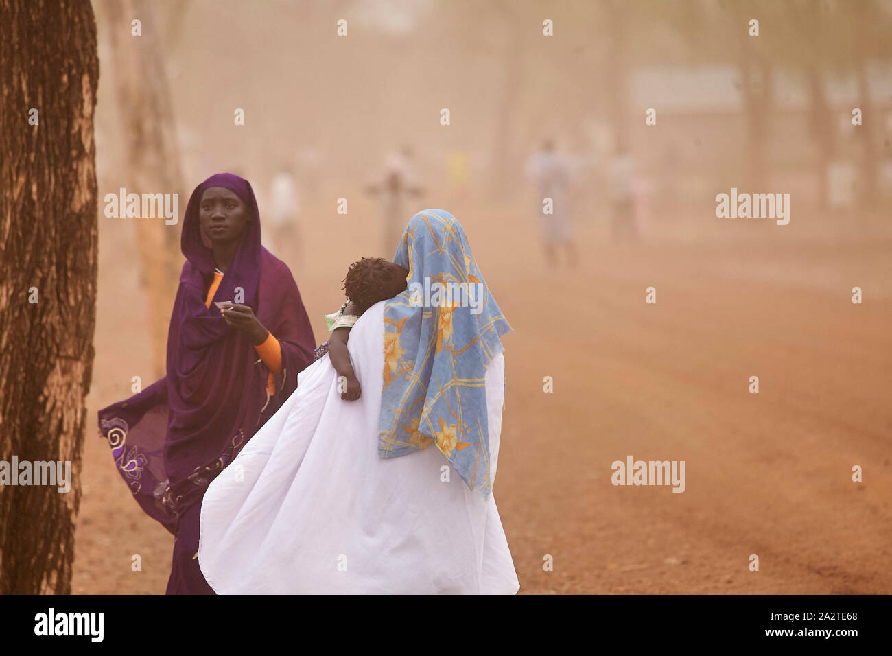 Il sud Sudan Maban insieme alle donne nella polvere della foto refugeecamp Jaco Klamer 16-03-2016 Foto Stock