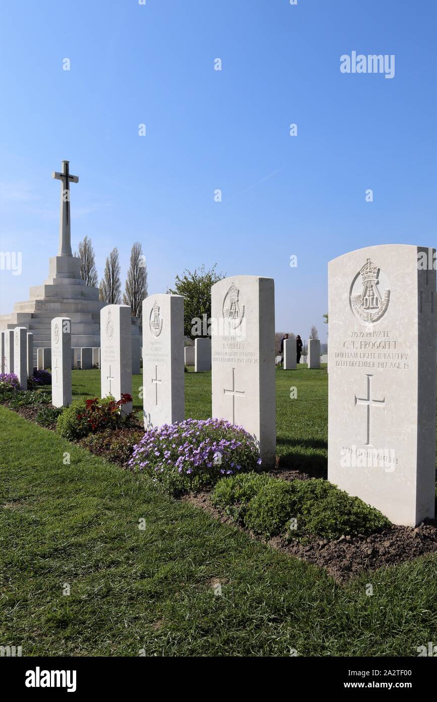 Tyne Cot primi Worms Guerra pietre cimitero e croce vicino Ypres / Ieper Fiandre Foto Stock