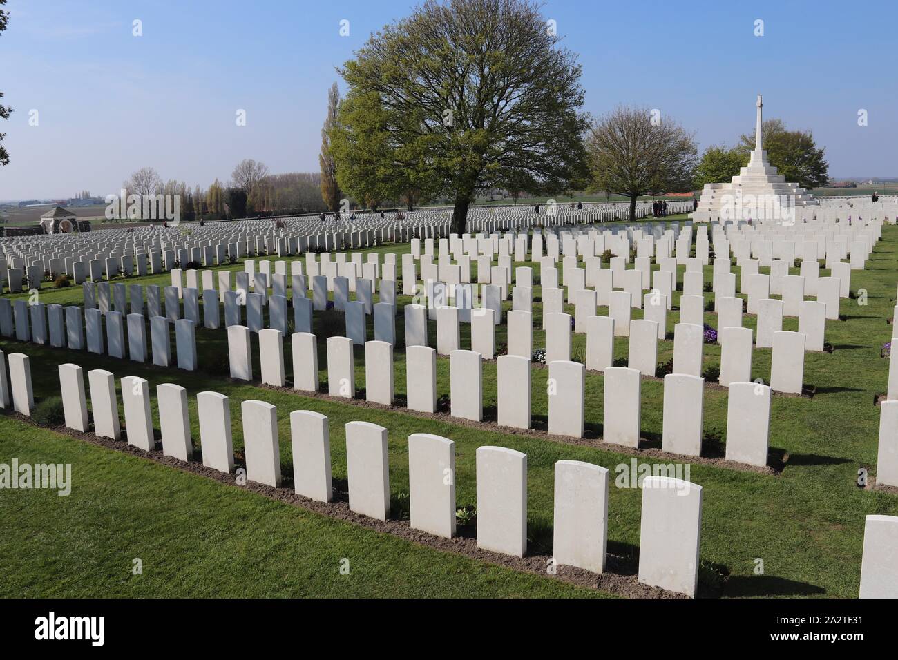 Tyne Cot primi Worms Guerra pietre cimitero e croce vicino Ypres / Ieper Fiandre Foto Stock
