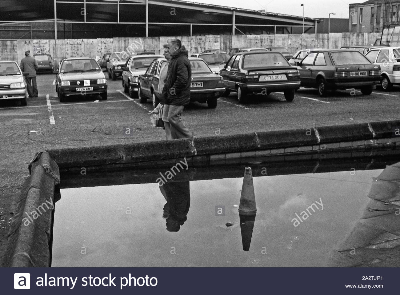 Parcheggio auto a Callendar Riggs, Falkirk in Scozia nel 1985 Foto Stock