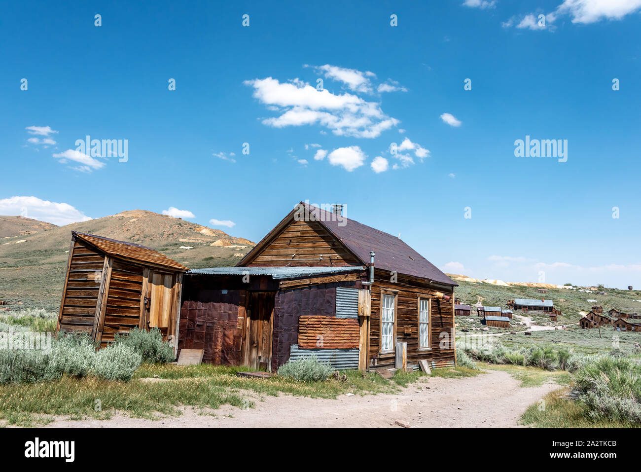 Casa abbandonata con lean-di capannone a Bodie State Historic Park, una vecchia California mining camp e città del braccio nella Sierra orientale. Ora è un cittadino Foto Stock