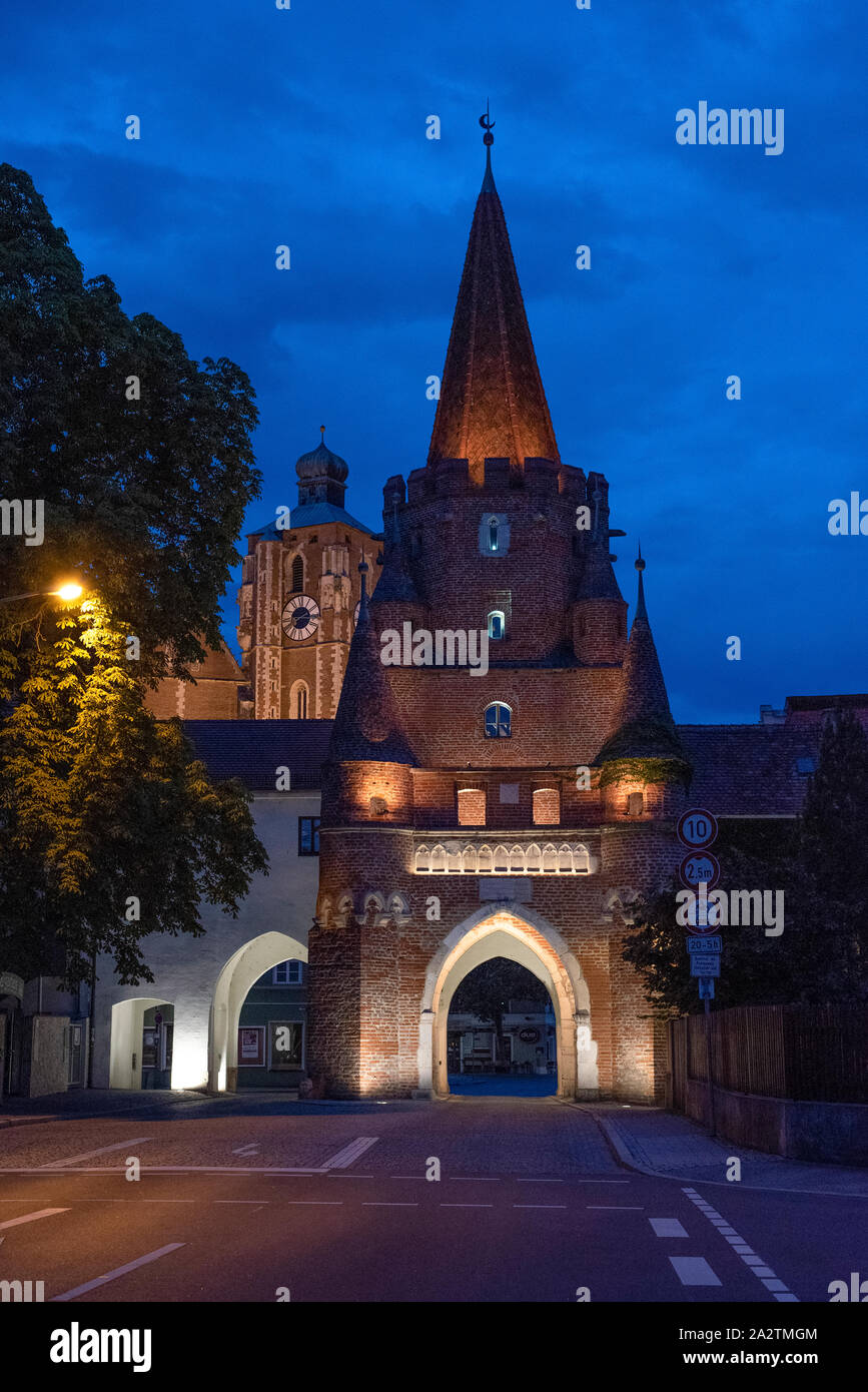 La Kreuztor Town Gate a Ingolstadt durante la notte, Bavaria Foto Stock