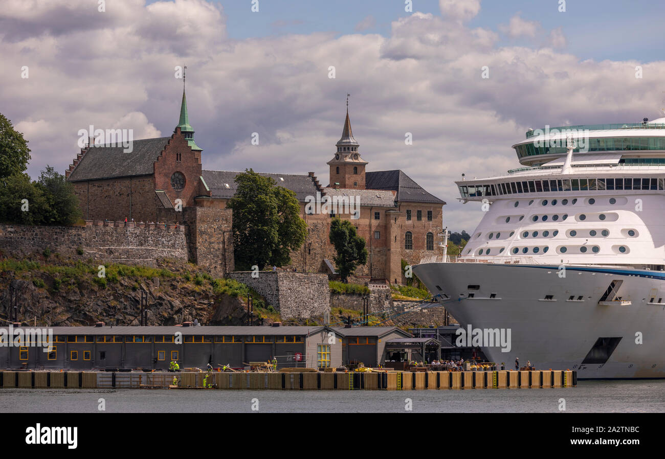 OSLO, Norvegia - Explorer dei mari a Royal Caribbean Cruise nave ormeggiata presso la Fortezza di Akershus Oslo waterfront. Foto Stock