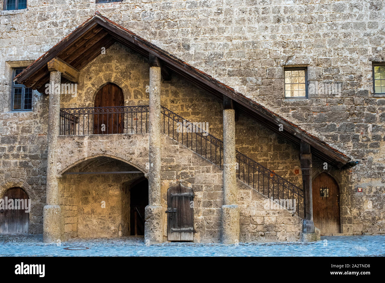 Scale medievale a Burghausen, il castello più lungo al mondo, Germania Foto Stock