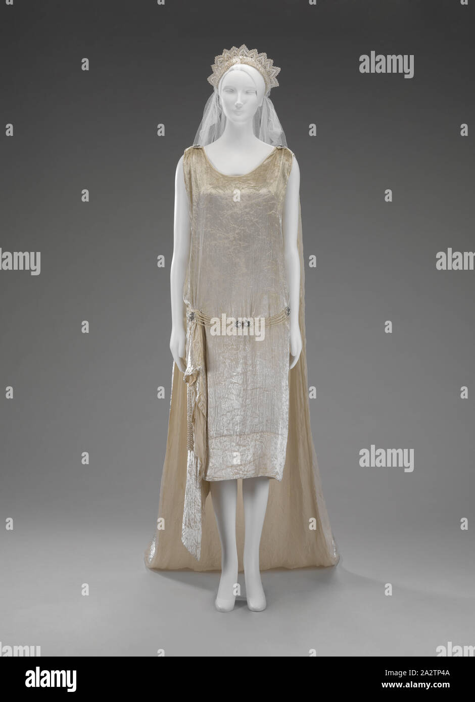 Abito da sposa, chemise, treno, velo, 1925, velluto di seta, seta chiffon, raso di seta, lino pizzi, seta netting, perle di vetro e strass, L: 45 a. (Abito) L: 102 a. (Treno), tessile e della moda arte Foto Stock