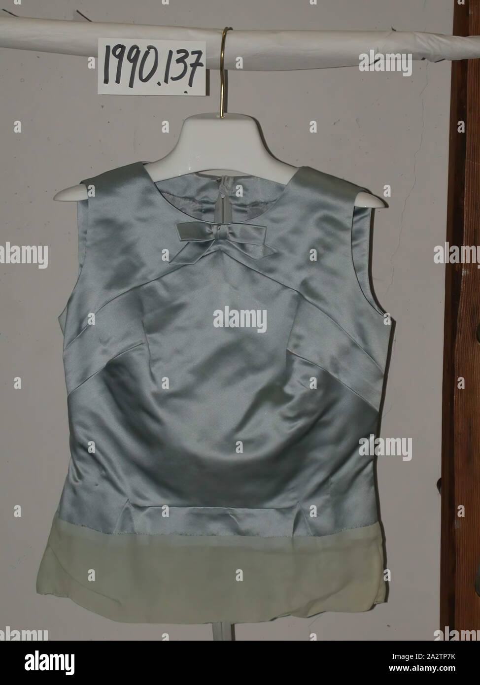 Camicetta, 1963, L: 24 in., tessile e della moda arte Foto Stock