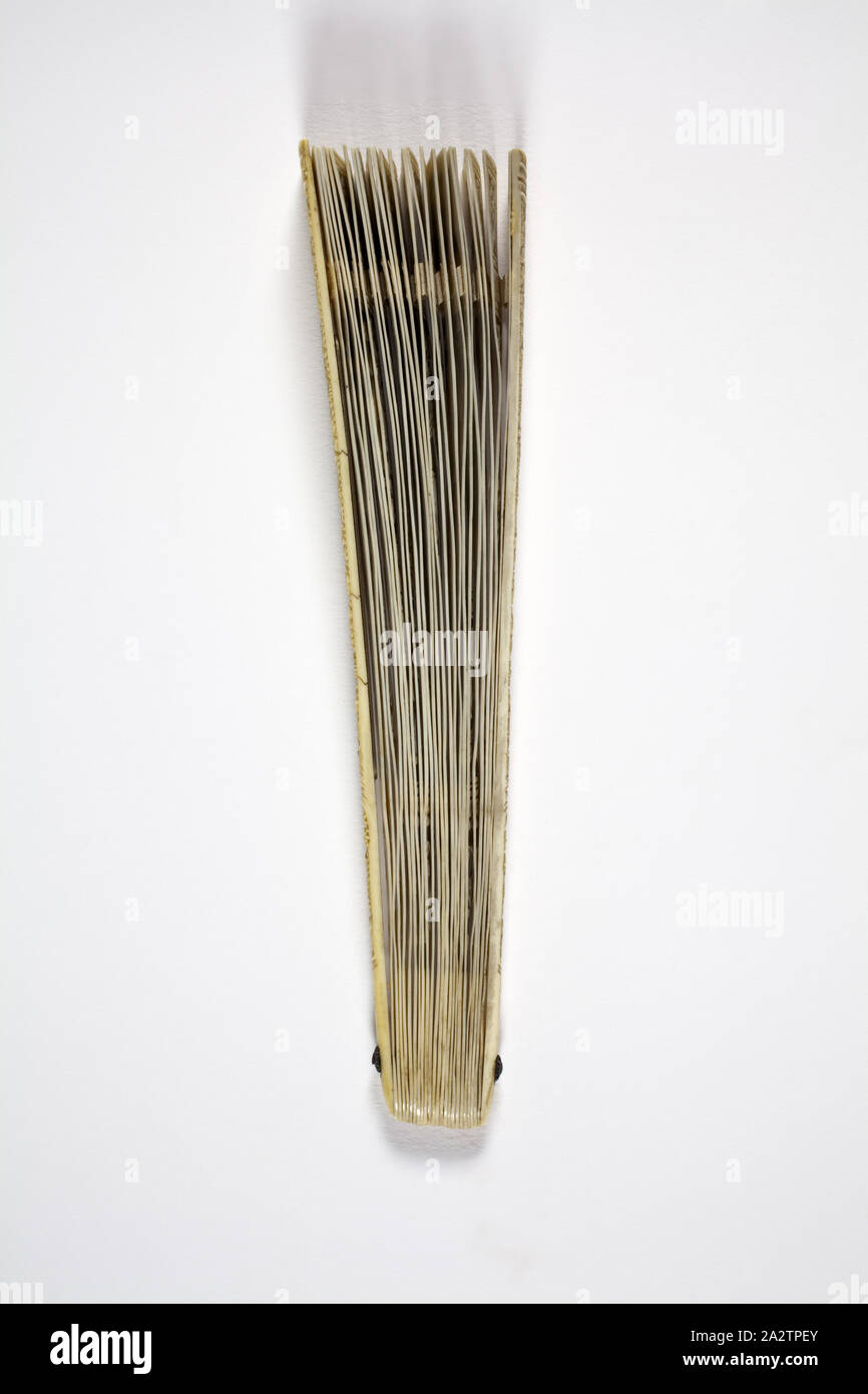 Ventilatore, avorio, tessuto, 12-9/16 x 7-1/4 x 1 in., Arte Asiatica Foto Stock