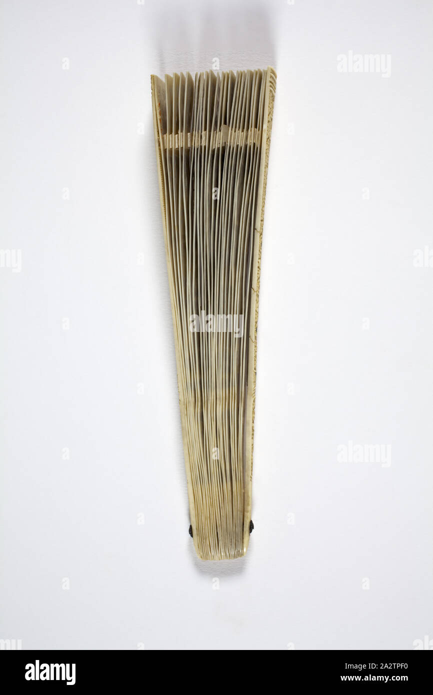 Ventilatore, avorio, tessuto, 12-9/16 x 7-1/4 x 1 in., Arte Asiatica Foto Stock