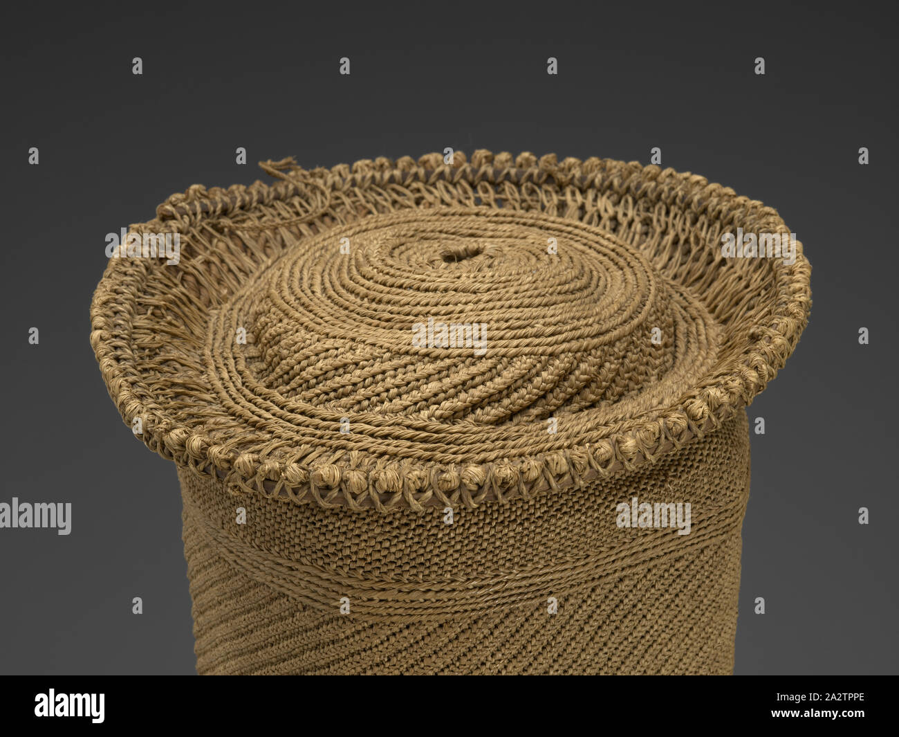 Chief's hat; (botolo), Mongo, 1880-1900, fibre (intrecciati rafia), corteccia, 8 x 7 x 7 in., tessile e della moda arte Foto Stock