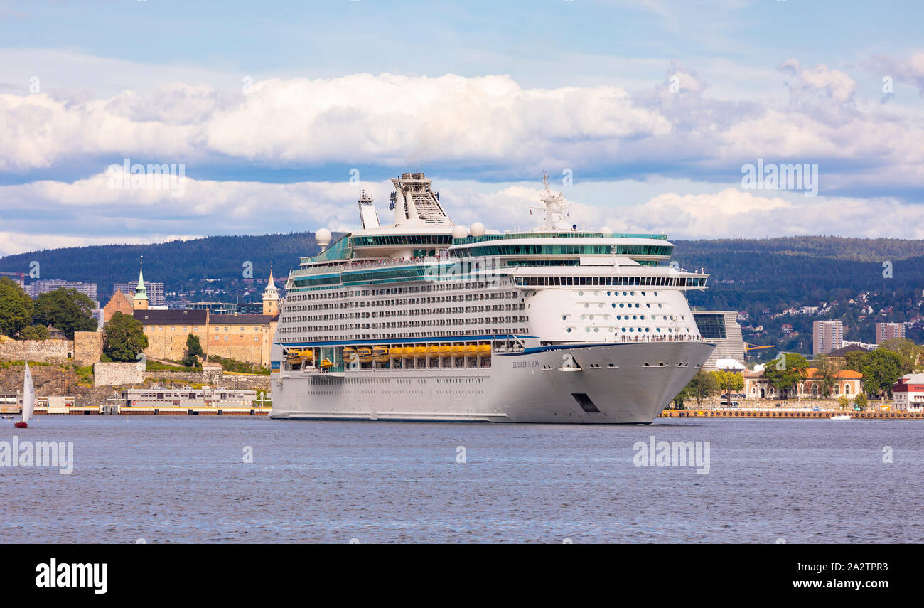 OSLO, Norvegia - Explorer dei mari a Royal Caribbean Cruise Ship, si diparte Harbour, Oslo waterfront. Foto Stock
