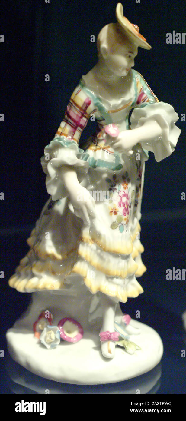 Ballerino, circa 1760, soffice pasta di porcellana, smalti policromi, doratura, 6-1/8 in., Arti Decorative Foto Stock