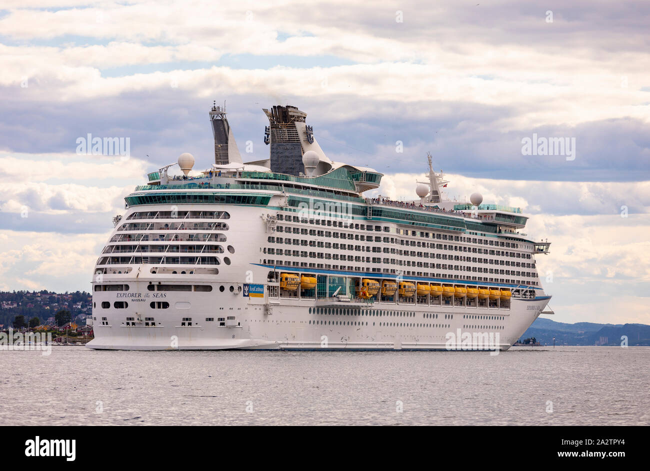 OSLO, Norvegia - Explorer dei mari a Royal Caribbean Cruise Ship, si diparte Harbour, Oslo waterfront. Foto Stock