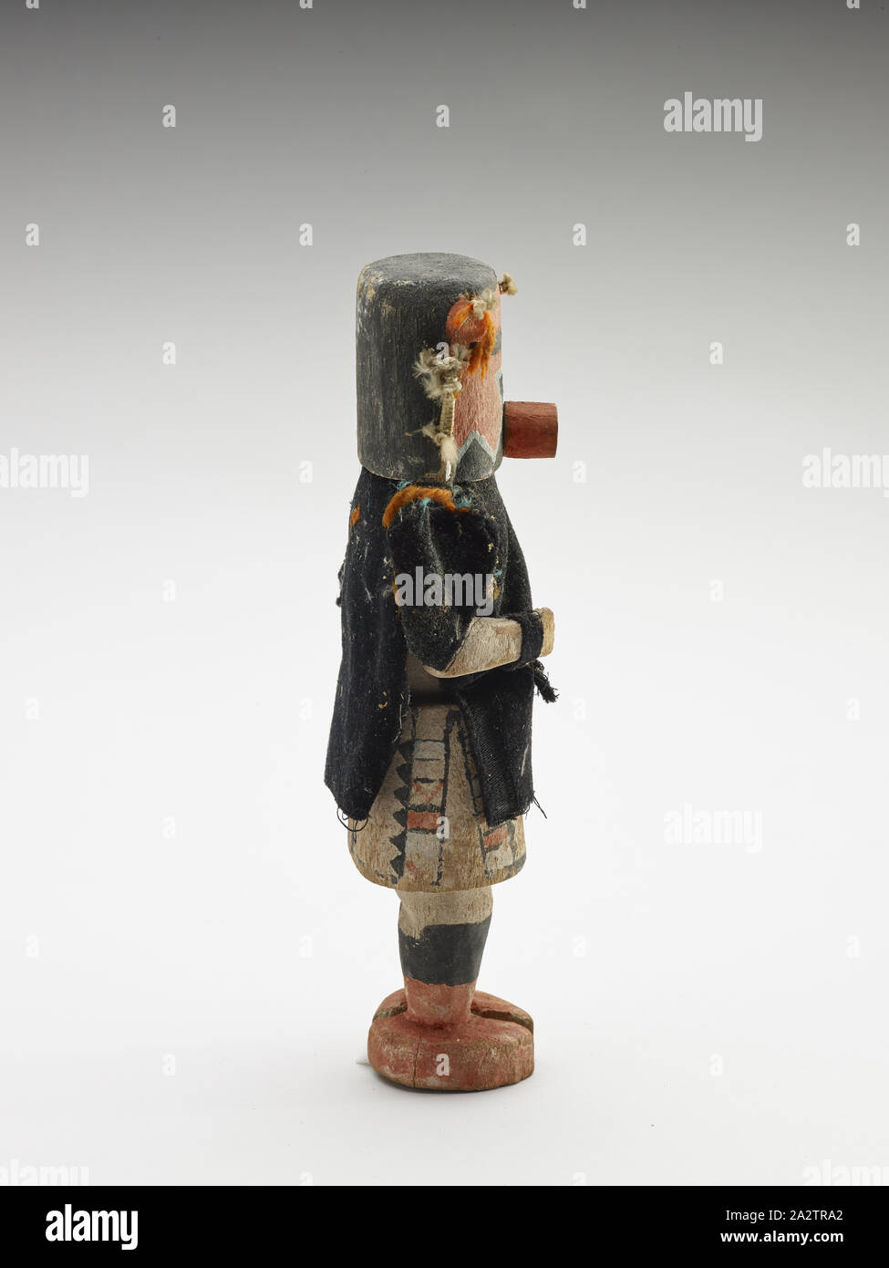 Kachina doll, popolazioni Hopi, 1930-1960, legno, pigmento, panno, 8-1/4 x 3-3/4 x 2 in., Arts nativo delle Americhe Foto Stock